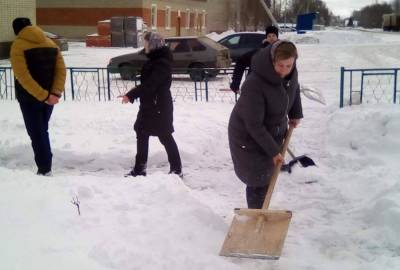 Уборка снега у памятника в Ардатовском сельском поселении