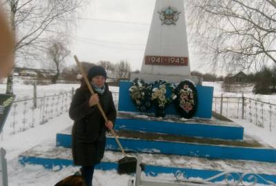 Уборка снега у памятника павшим в Великой Отечественной войне